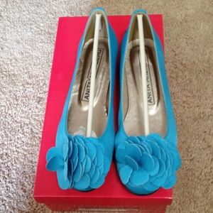 NIB turquoise satin flat